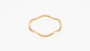 Detaillierte Makroansicht des polierten goldenen Wellenrings mit minimalistischer Kurvenform