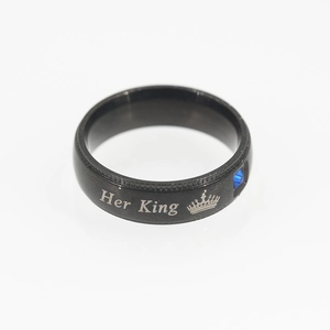 Bague en acier inoxydable noir avec gravure Her King et une pierre bleue carrée