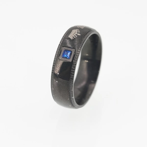 Bague en acier titane noir poli avec zircon bleu et gravure d'une couronne King
