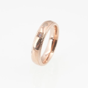 Bague couronne en or rose avec bords milgrain et pierre de zircon sertie dans un carré