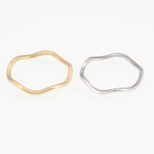 Minimalistische gewellte Edelstahlringe in Gold und Silber für Paare im Doppelpack
