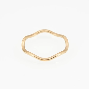 Minimalistischer goldener Wellenring aus Titanstahl mit polierter Oberfläche für Paare