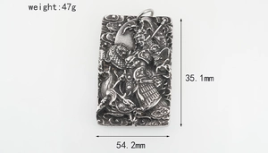 Dettaglio del ciondolo a dragone rettangolare con dimensioni 35,1mm x 54,2mm e peso di 47g