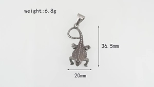 Dettagli ciondolo lucertola: peso 6,8g, altezza 36,5mm, larghezza 20mm in argento