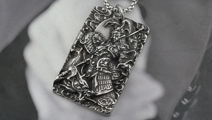 Incisione dettagliata in rilievo di guerriero e drago su collana vintage in titanio