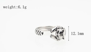 Macro detail of tiger head ring in retro steel with 6.1g weight and 12.1mm height dimensions