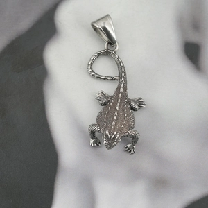Collana con ciondolo a forma di lucertola in argento vintage hip hop con squame