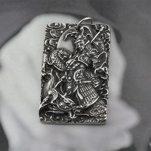 Collana in acciaio al titanio con rilievo di guerriero e drago in argento antico uomo