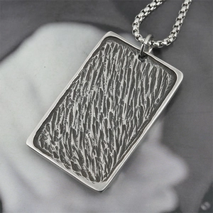 Collana da uomo in acciaio al titanio con pendente rettangolare texturizzato stile retrò