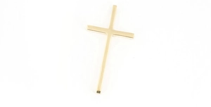 Gros plan d'un pendentif croix dorée polie avec un design minimaliste fini miroir