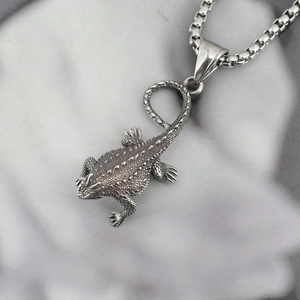 Collana con ciondolo a forma di lucertola in acciaio inossidabile con catena a scatola