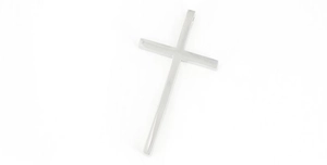 Gros plan détaillé du pendentif croix en argent poli avec texture minimaliste en acier