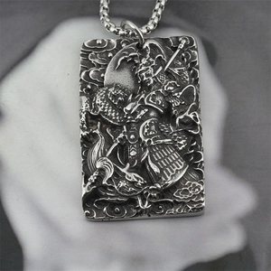 Collana con ciondolo Guan Yu e drago in acciaio al titanio con finitura vintage ossidata