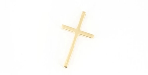 Vue détaillée du pendentif croix dorée polie avec finition miroir et anneau de suspension