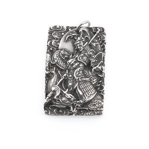 Pendente vintage in acciaio inossidabile con rilievo dettagliato di Guan Yu e drago