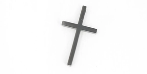 Vue détaillée d'un pendentif croix en acier inoxydable noir poli avec une finition brillante