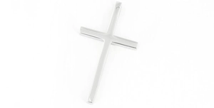 Vue détaillée du pendentif croix en argent poli avec une finition effet miroir