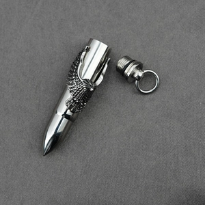 Pendentif en acier titane en forme de balle avec relief d'ailes d'aigle détaillé