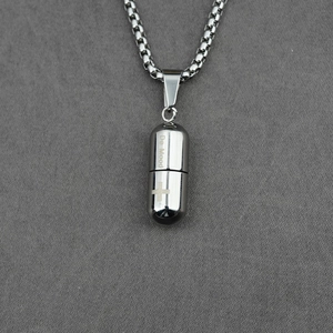 Collier avec pendentif capsule en acier titane poli, gravure croix et texte Dr Mood