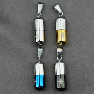 Colliers pendentifs capsule en acier titane avec gravure de croix en quatre couleurs