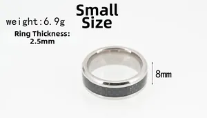 Détail d'une bague en acier de 8mm montrant l'insert en carbone et l'épaisseur de 2,5mm