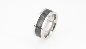 Détail de bague pour homme en acier titane avec insert en fibre de carbone et fini poli