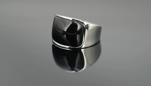 Nahaufnahme eines breiten Herrenrings aus Silber mit poliertem schwarzem Onyx-Stein