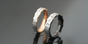 Detail von matt gebürsteten Titanstahl-Partnerringen mit I will always Gravur