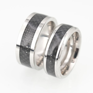 Bague en Acier Titane pour Hommes Avec Incrustation en Fibre de Carbone Noire Anneau Poli pour Hommes Mariage Fiançailles Bijoux Cadeau