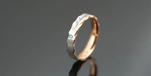 Makro-Detailansicht des zweifarbigen facettierten Stahlrings mit Diamant und I will always Gravur