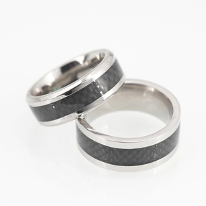 Bagues en acier inoxydable poli avec insert en fibre de carbone pour hommes et couples