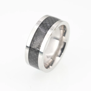 Bague pour homme en acier titane avec insert en fibre de carbone noire et fini poli