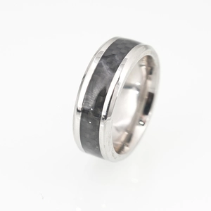 Bague pour homme en acier inoxydable poli avec incrustation de fibre de carbone noire