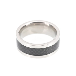 Bague pour homme en acier titane avec insert en fibre de carbone noire sur fond blanc