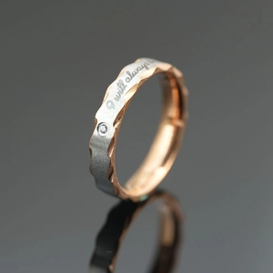 Bicolor Titanstahlring mit gehämmerten Facetten und kleiner Diamant-Akzent Gravur