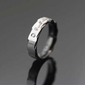 Minimalistischer Ring aus Titanstahl mit gebürstetem Silber-Finish und schwarzer Innenseite