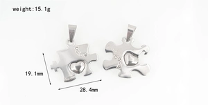 Dettaglio delle collane puzzle a forma di cuore in acciaio inossidabile con cristalli