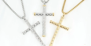 Vue détaillée des colliers croix en argent et or avec texture d'écailles facettées
