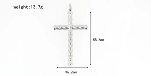 Vue détaillée du pendentif croix argenté avec texture matelassée et dimensions