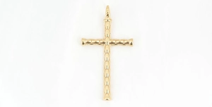 Macro de pendentif croix dorée polie avec détails de texture géométrique en écailles
