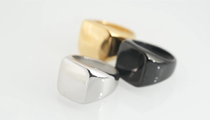 Trois bagues chevalières carrées en or, noir et argent avec finition polie miroir