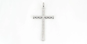 Vue détaillée du pendentif croix argentée avec texture industrielle style bambou