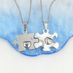 Collana per coppia con ciondolo a cuore puzzle argento, strass e incisione