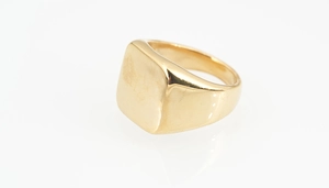 Détail d'une bague chevalière carrée en acier inoxydable doré avec finition polie