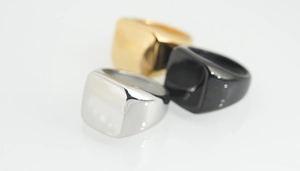 Bagues chevalières carrées polies en argent, or et noir pour un look minimaliste élégant