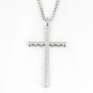 Collier pendentif croix argenté minimaliste avec texture bambou et chaîne maille vénitienne