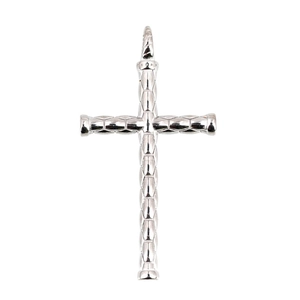 Pendentif croix minimaliste en acier inoxydable argenté avec un design texturé géométrique