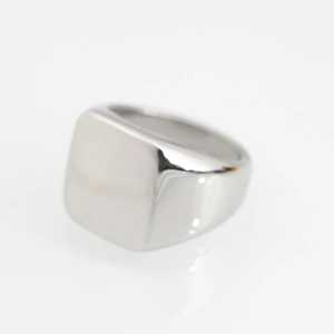 Chevalière carrée argentée minimaliste pour homme en acier inoxydable poli et brillant