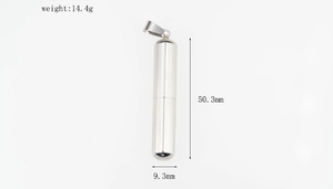 Detalles del colgante cilíndrico de acero de titanio plateado, altura 50,3mm y peso 14,4g