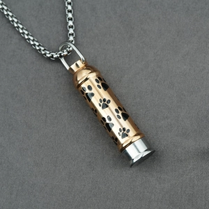 Pendentif urne cylindre en acier titane avec empreintes de pattes or et argenté